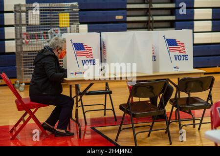 Buckingham, États-Unis.02 novembre 2021.Les électeurs ont voté lors du vote au bureau de vote local le mardi 02 novembre 2021 à la Central Bucks East High School de Buckingham, en Pennsylvanie.( Credit: William Thomas Cain/Alamy Live News Banque D'Images