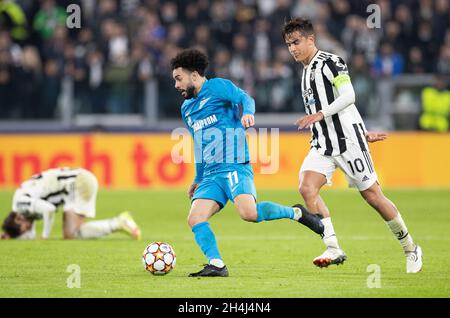 TURIN, ITALIE - NOVEMBRE 02 : Claudinho de Zenit Saint-Pétersbourg est fermé par Paulo Dybala de Juventus lors du match H de la Ligue des champions de l'UEFA entre Juventus et Zenit Saint-Pétersbourg le 2 novembre 2021 à Turin, Italie.(Photo par MB Media) Banque D'Images