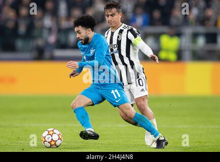 TURIN, ITALIE - NOVEMBRE 02 : Claudinho de Zenit Saint-Pétersbourg est fermé par Paulo Dybala de Juventus lors du match H de la Ligue des champions de l'UEFA entre Juventus et Zenit Saint-Pétersbourg le 2 novembre 2021 à Turin, Italie.(Photo par MB Media) Banque D'Images