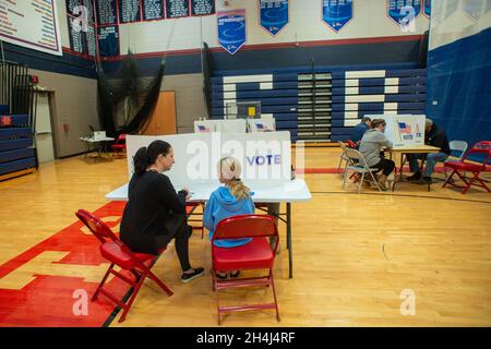 Buckingham, États-Unis.02 novembre 2021.De gauche à droite, Jill McNair et Allyson McNair, 10 ans, de Buckingham, siègent à une table pendant que Jill dépose son bulletin de vote au bureau de vote local le mardi 02 novembre 2021 à la Central Bucks East High School de Buckingham, en Pennsylvanie.( Credit: William Thomas Cain/Alamy Live News Banque D'Images