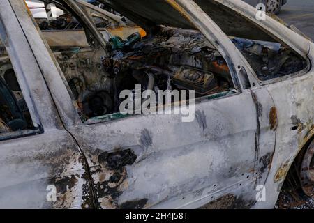 Porte de voiture brûlée dans la rue en gros plan.Émeute, protestation civile, hooliganisme, criminel dans la ville.EXP Banque D'Images