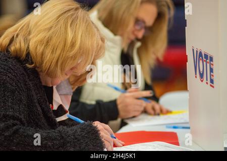 Buckingham, États-Unis.02 novembre 2021.Lors du vote au bureau de vote le mardi 02 novembre 2021 à la Central Bucks East High School de Buckingham, Pennsylvanie.( Credit: William Thomas Cain/Alamy Live News Banque D'Images