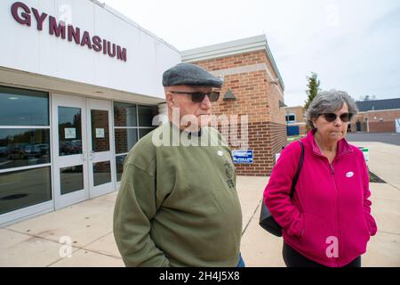 Buckingham, États-Unis.02 novembre 2021.De gauche, Jules Ferraro, 71 ans, et Chris Ferraro, 70 ans,De Buckingham, parlez des questions qui les concernent avec les médias après avoir voté au bureau de vote le mardi 02 novembre 2021 à la Central Bucks East High School de Buckingham, en Pennsylvanie.( Credit: William Thomas Cain/Alamy Live News Banque D'Images