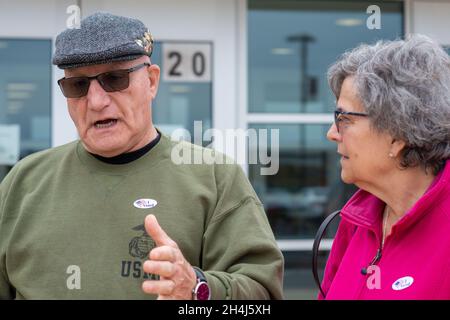 Buckingham, États-Unis.02 novembre 2021.De gauche, Jules Ferraro, 71 ans, et Chris Ferraro, 70 ans,De Buckingham, parlez des questions qui les concernent avec les médias après avoir voté au bureau de vote le mardi 02 novembre 2021 à la Central Bucks East High School de Buckingham, en Pennsylvanie.( Credit: William Thomas Cain/Alamy Live News Banque D'Images