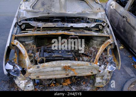 ouvrez le capot d'une voiture vue rapprochée d'une voiture cassée brûlée.Explosion, incendie.Concept d'assurance automobile Banque D'Images