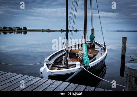 Calme mer Baltique au port de l'île de Poel en Allemagne avec bateau à voile Banque D'Images