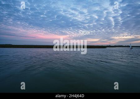 depuis le port de zingst, la vue de bodden avec un ciel brûlant. nuages dynamiques dans la splendeur pleine couleur Banque D'Images