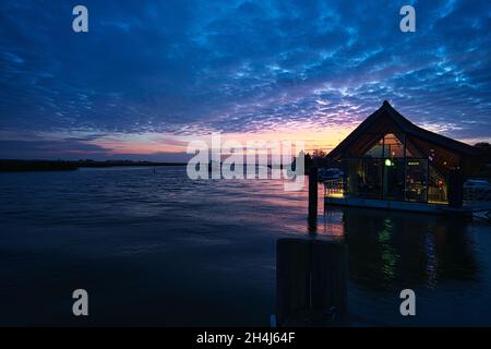 depuis le port de zingst, la vue de bodden avec un ciel brûlant avec la maison. nuages dynamiques dans la splendeur pleine couleur Banque D'Images