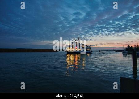 depuis le port de zingst la vue de bodden avec le ciel brûlant avec le bateau à vapeur . nuages dynamiques dans la splendeur pleine couleur Banque D'Images