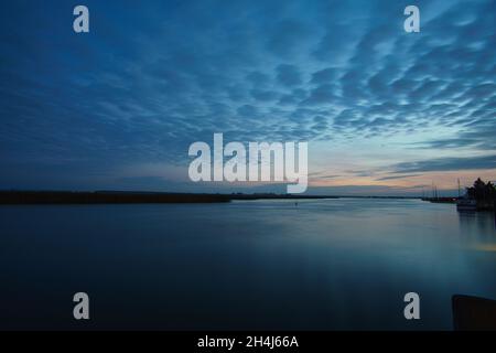 depuis le port de zingst, la vue de bodden avec un ciel brûlant. nuages dynamiques dans la splendeur pleine couleur Banque D'Images