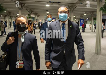 Glasgow, Écosse, Royaume-Uni.2 novembre 2021 EN PHOTO : Andrew Holness, Premier ministre de la Jamaïque vu à la COP26.Andrew Michael Holness, SUR PC (né le 22 juillet 1972) est un politicien jamaïcain qui est le Premier ministre de la Jamaïque depuis le 3 mars 2016, après les élections générales jamaïcaines de 2016.M. Holness a été auparavant premier ministre d'octobre 2011 au 5 janvier 2012.Il a succédé à Bruce Golding en tant que Premier ministre et a décidé d'aller aux urnes aux élections générales du 29 décembre 2011 pour tenter d'obtenir son propre mandat de la part de l'électorat jamaïcain.Crédit : Colin Fisher Banque D'Images