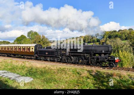 Highley, Angleterre - octobre 2021 : train à vapeur d'époque sur le chemin de fer de Severn Valley qui quitte la gare de Highley pour Kidderminster Banque D'Images