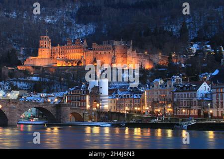 Heidelberg, Allemagne, à Dawn en hiver avec le château, le vieux pont et la rivière Neckar Banque D'Images