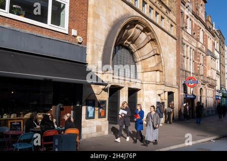 Un extérieur de la galerie d'art Whitechapel au soleil, le 2 novembre 2021, à Londres, en Angleterre.La galerie d'art Whitechapel est un centre culturel de l'East End de Londres, un lieu artistique pour des expositions gratuites, des expositions de collection, des projections de films, des débats publics, une librairie et un restaurant. Banque D'Images