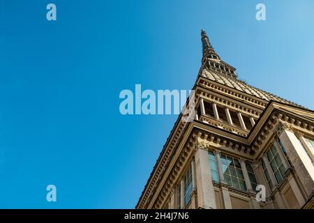 Mole Antonelliana monument historique de la ville de Turin vue rapprochée d'en dessous avec espace de copie et ciel bleu clair. Monument populaire et exemple o Banque D'Images