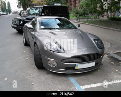 Kiev, Ukraine - 18 septembre 2010 : Aston Martin Vanquish dans la ville Banque D'Images