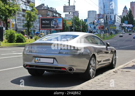 Kiev, Ukraine - 27 mai 2012 : Aston Martin Rapide dans la ville Banque D'Images
