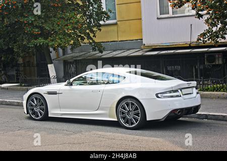 Kiev, Ukraine - 2 septembre 2017: Aston Martin DBS, voiture britannique blanche dans la ville Banque D'Images