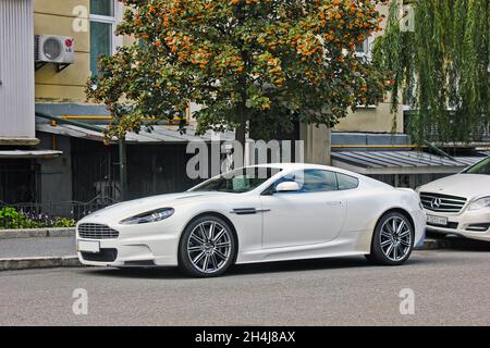 Kiev, Ukraine - 2 septembre 2017: Aston Martin DBS, voiture britannique blanche dans la ville Banque D'Images