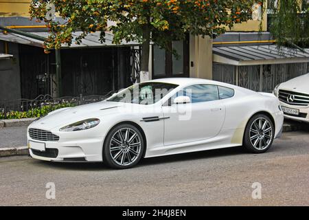 Kiev, Ukraine - 2 septembre 2017: Aston Martin DBS, voiture britannique blanche dans la ville Banque D'Images