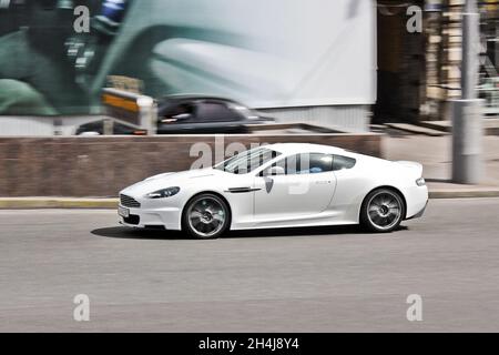 Kiev, Ukraine - 27 avril 2014: Aston Martin DBS, voiture britannique blanche dans la ville.Voiture en mouvement Banque D'Images