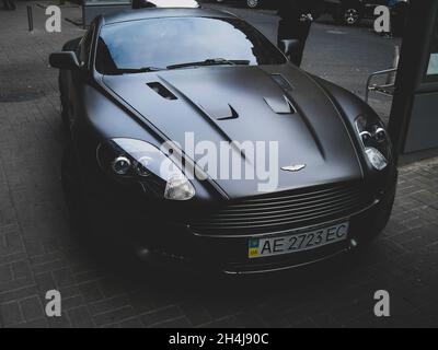 Kiev, Ukraine - 9 octobre 2010: Luxueuse supercar anglaise Aston Martin DB9 projet Kahn garée dans la ville Banque D'Images