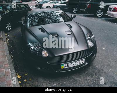 Kiev, Ukraine - 16 octobre 2010: Aston Martin DB9 projet Kahn garée dans la ville.Luxueuse voiture britannique. Banque D'Images