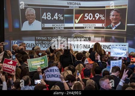 Chantilly, États-Unis.03ème novembre 2021.Glenn Youngkin, candidat républicain au poste de gouverneur de Virginie, est montré sur le moniteur comme le vainqueur du poste de gouverneur à l'hôtel Westfields Marriott de Chantilly, va, le mercredi 3 novembre 2021.Youngkin se portait contre le candidat démocrate et l'ancien Virginia Gov.Terry McAuliffe pour l'élection du gouverneur de Virginie.Photo de Ken Cedeno/UPI .Crédit : UPI/Alay Live News Banque D'Images