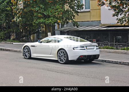 Kiev, Ukraine - 2 septembre 2017: Aston Martin DBS, voiture britannique blanche dans la ville Banque D'Images