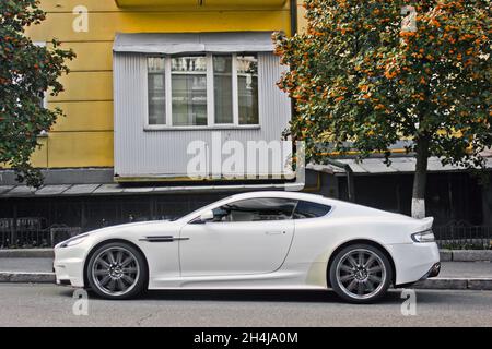 Kiev, Ukraine - 2 septembre 2017: Aston Martin DBS, voiture britannique blanche dans la ville Banque D'Images