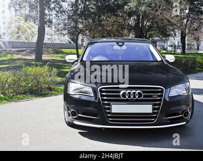 Kiev, Ukraine - 10 avril 2014.Audi S8 de qualité supérieure noire dans le parc Banque D'Images