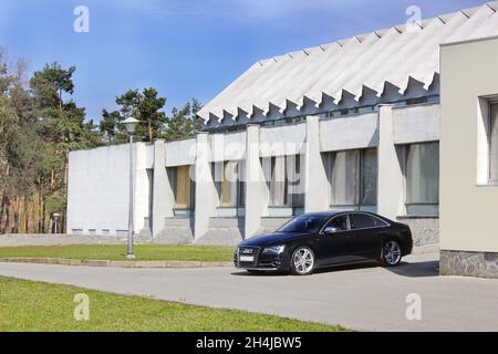 Kiev, Ukraine - 10 avril 2014.Audi S8 de qualité supérieure noire dans le parc Banque D'Images