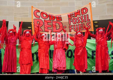 Les membres de la Brigade de la rébellion rouge participent à une manifestation de la rébellion d'extinction sur Buchanan Street, lors du sommet Cop26 à Glasgow.Date de la photo: Mercredi 3 novembre 2021. Banque D'Images