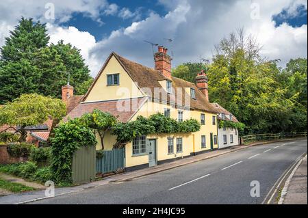 Cette image de rue de bâtiments pittoresques et médiévaux est typique du village de Dedham dans le comté de Suffolk Banque D'Images
