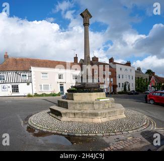 Cette image de scène de rue est du mémorial de guerre du village dans le village de Dedham dans le comté de Suffolk Banque D'Images