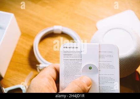 Lecture des instructions du HomePod mini Banque D'Images