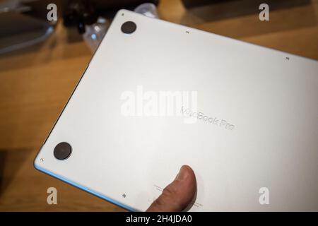 Texte gravé sur le nouvel ordinateur portable MacBook book pro 16 pouces d'Apple Computers avec un tout nouveau design avec plus de ports, pas de Touch Bar, MagSafe, M1 Pro Banque D'Images