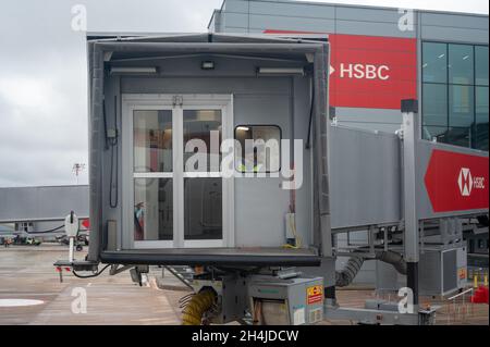 Londres, Royaume-Uni - 03 novembre 2021 : aéroport de Heathrow.Portes fixes du terminal sur la piste de l'aéroport.Infrastructure de transport routier du stagiaire Banque D'Images