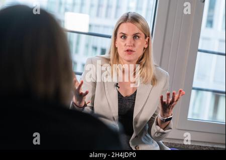 Berlin, Allemagne.03ème novembre 2021.Frances Haugen, dénonciateur de Facebook, parle lors d'une interview.La société Facebook a été soumise à de fortes pressions ces dernières semaines en raison de documents internes rendus publics par un ancien employé.Frances Haugen accuse Facebook de placer les bénéfices avant le bien-être de ses utilisateurs.Credit: Christophe bateau/dpa/Alay Live News Banque D'Images