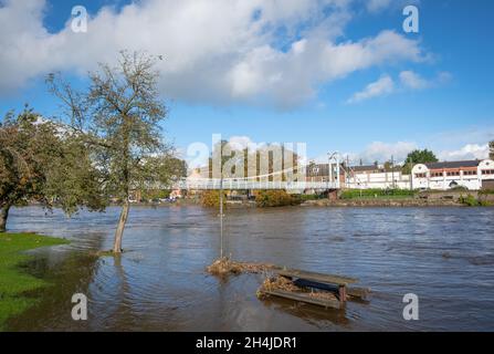 Vue des inondations et du pont suspendu de Dumfries, samedi 30 octobre 2021, Dumfries, Écosse qui a affecté les entreprises et les maisons. Banque D'Images