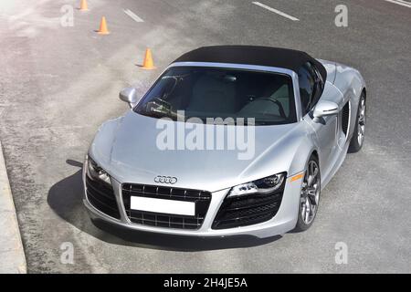 Kiev, Ukraine; 10 avril 2015.Audi R8 V10 Cabrio dans la ville Banque D'Images