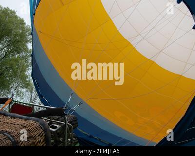 enveloppe colorée d'un ballon d'air chaud lors du remplissage avant le décollage Banque D'Images