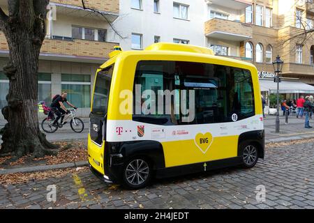 Premier bus ou voiture autonome transportant 6 passagers, Tegel, Berlin, Allemagne Banque D'Images