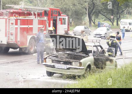 PRETORIA, AFRIQUE DU SUD - 24 avril 2010 : les pompiers ont brûlé une voiture à Tswane, Pretoria, Afrique du Sud Banque D'Images