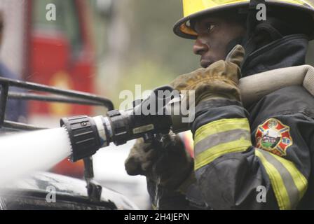 PRETORIA, AFRIQUE DU SUD - 24 avril 2010 : les pompiers ont brûlé une voiture à Tswane, Pretoria, Afrique du Sud Banque D'Images