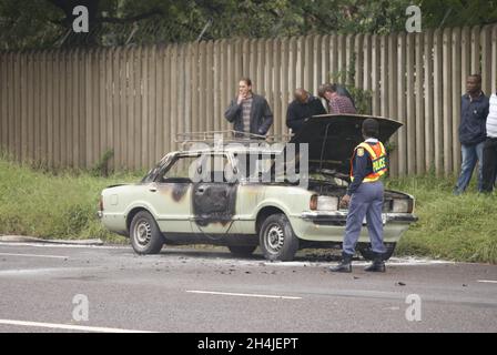 PRETORIA, AFRIQUE DU SUD - 24 avril 2010 : les pompiers ont brûlé une voiture à Tswane, Pretoria, Afrique du Sud Banque D'Images