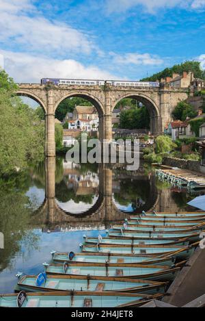 Train du Yorkshire, vue en été d'un train traversant le viaduc ferroviaire historique enjambant la rivière Nidd à Knaresborough, dans le Yorkshire de l'Angleterre, au Royaume-Uni Banque D'Images