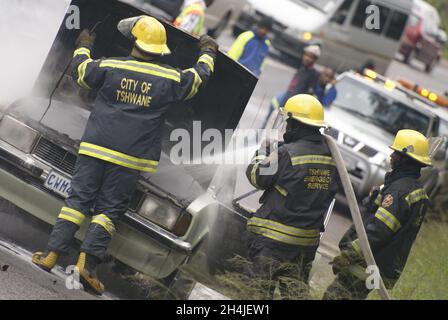 PRETORIA, AFRIQUE DU SUD - 24 avril 2010 : les pompiers ont brûlé une voiture à Tswane, Pretoria, Afrique du Sud Banque D'Images