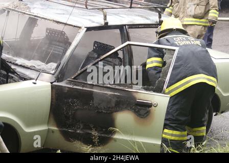 PRETORIA, AFRIQUE DU SUD - 24 avril 2010 : les pompiers ont brûlé une voiture à Tswane, Pretoria, Afrique du Sud Banque D'Images