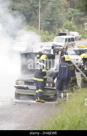 PRETORIA, AFRIQUE DU SUD - 24 avril 2010 : les pompiers ont brûlé une voiture à Tswane, Pretoria, Afrique du Sud Banque D'Images